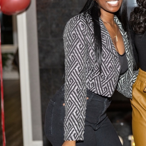 Forever 21 Black and White Patterned Geometric Jacket - Picture 2 of 7